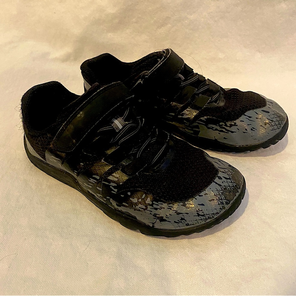 MERRELL KID’S Trail Glove shoes sz: 2M US, great pre-owned condition.Blk/Grey